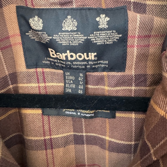 Barbour Classic Beadnell Waxed Jacket - Picture 2 of 5